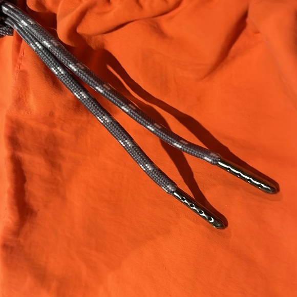 TOMMY BAHAMA Swimsuit trunks. LARGE - Picture 3 of 9